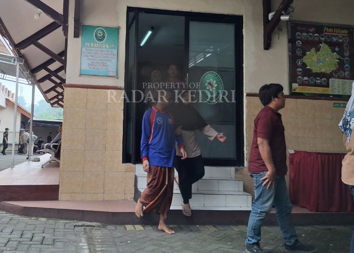 NANGIS LAGI: Terdakwa keluar ruang sidang usai mendengarkan keterangan saksi  pada Senin (5/5) lalu.