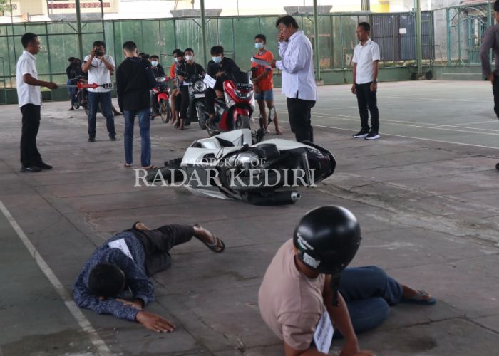KASUS KENAKALAN REMAJA: Pelaku kekerasan yang masih anak-anak saat rekonstruksi kejadian di Polres Kediri.