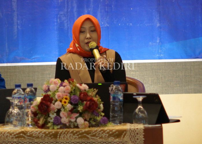 LINTAS NEGARA: Alice Sabrina Ismail, Profersor dari  Universiti Teknologi Malaysia (UTM) memberikan penjelasan tentang budaya Jawa di Simposium Internasional yang digelar UNP Kediri.
