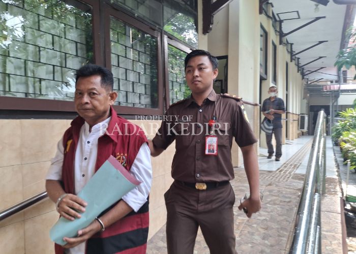 SIDANG LANJUTAN: Hari Amin, mantan Kades Jambean keluar ruang persidangan setelah mendengar keterangan para saksi.