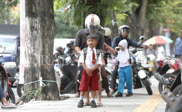 Siswa SDN Burengan 2 di Jl Letjen Suprapto Kota Kediri bersiap pulang. Pemerintah menyiapkan skema sekolah gratis sesuai putusan MK.