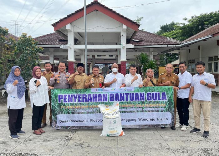 PT SGN MKSO Kebun Dhoho menyalurkan bantuan gula.