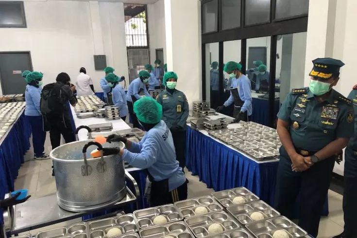 Proses pengemasan MBG untuk anak-anak.