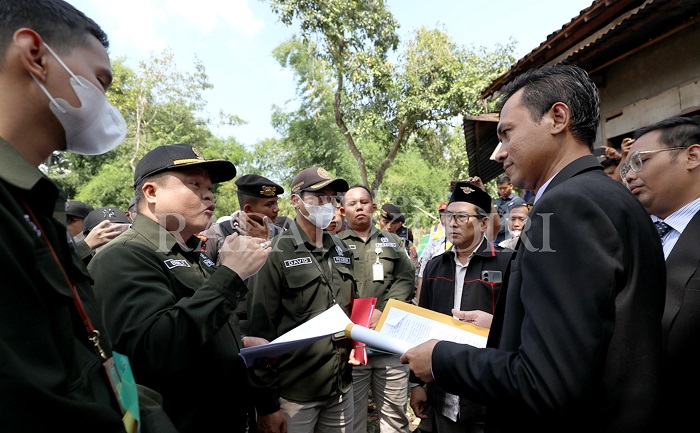Panitera PN Kediri Berly (kiri) sempat adu mulut dengan pihak ahli waris yang melakukan penolakan (kanan) dalam eksekusi tanah terdampak tol di Kelurahan/Kecamatan Mojoroto.