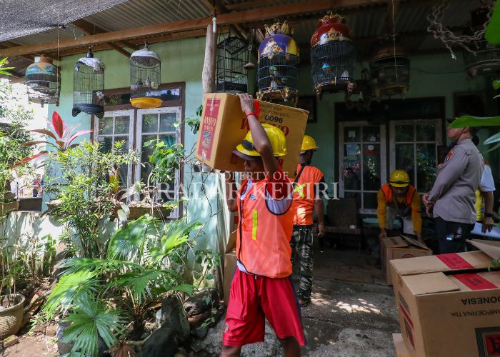 EKSEKUSI PENGOSONGAN RUMAH: Petugas membawa barang-barang keluar dari rumah milik Imam Mashadi.