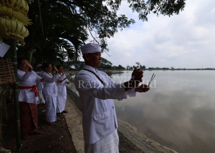 LESTARI: Umat HIndu di Kabupaten Kediri sedang menjalani ritual upacara Melasti di Waduk Siman, Kepung.