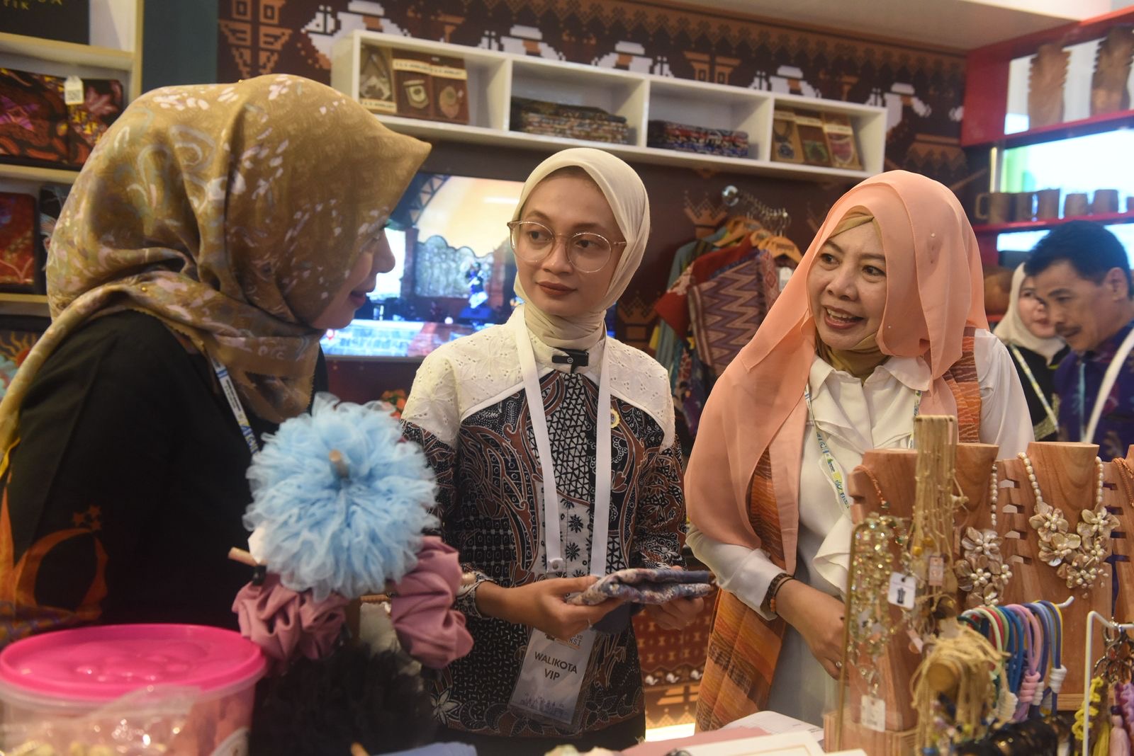 Wali Kota Kediri Vinanda Prameswati (tengah) mengunjungi stan UMKM dalam acara APEKSI di Surabaya (8/5)