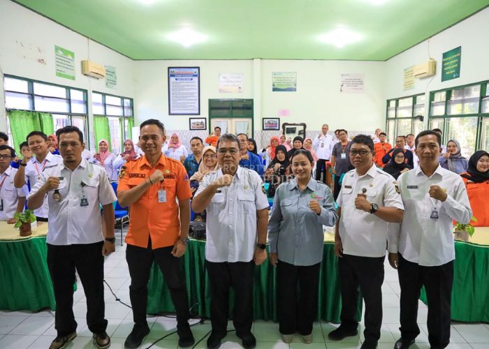 CEGAH BENCANA: Sekda Kota Kediri Bagus Alit (3 dari kiri) bersama sejumlah pejabat saat menghadiri pelatihan SPAB di SMPN 6 Kota Kediri (7/5).