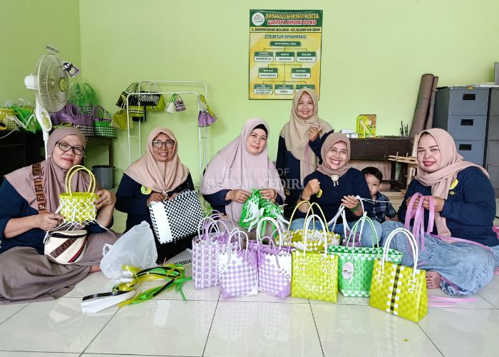 TELATEN: Purwanti bersama anggota UMKM Petasan menunjukkan hasil kreasi tas anyaman dalam berbagai bentuk.