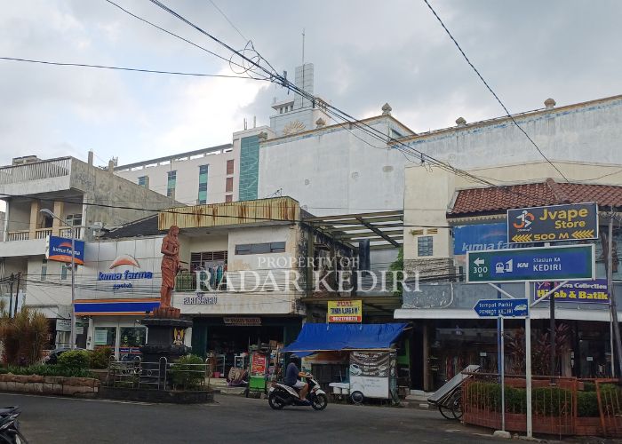 TATA ULANG: Pengendara bermotor putar arah di depan Jalan Stasiun Kediri.