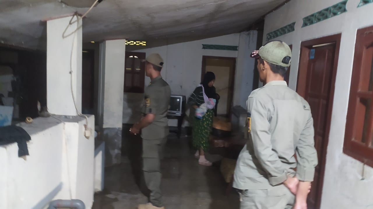 Petugas satpol PP mengantarkan Na ke rumah kontrakannya di Tulungagung.