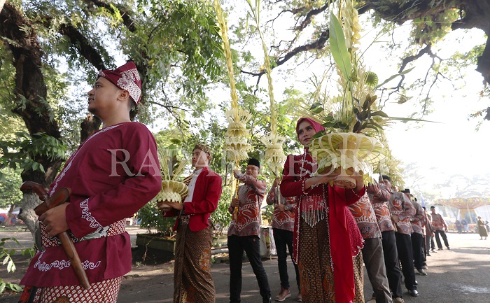 Sejumlah petani mitra PG Ngadiredjo mengarak manten tebu lengkap dengan kembar mayang dalam buka giling Jumat (8/5)