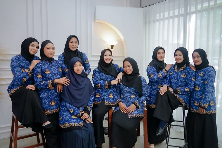 Potret PNS saat foto bersama koleganya.