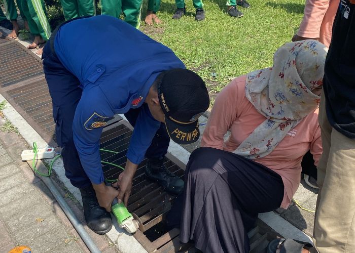 MALU: Petugas damkar menyelamatkan kaki seorang pengunjung Taman Kilisuci Pare yang terjepit di gorong-gorong.