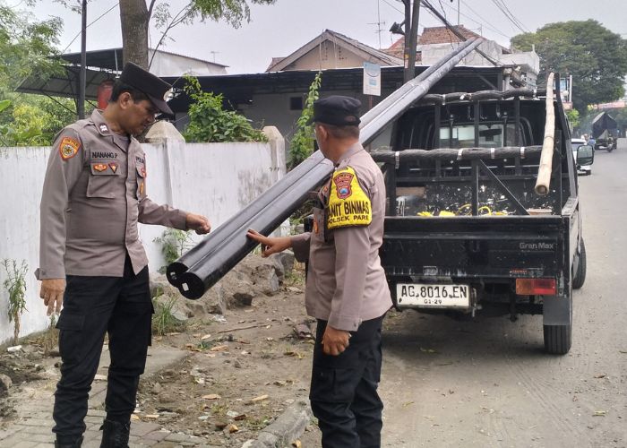 SAKSI BISU: Polisi mendatangi lokasi kejadian perkara