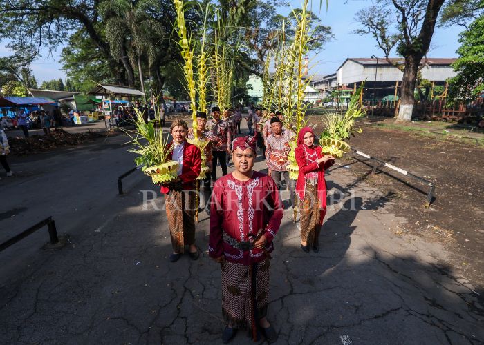 PERKPUAT TRADISI: Proses arak tebu manten di PG Ngadiredjo Kediri.