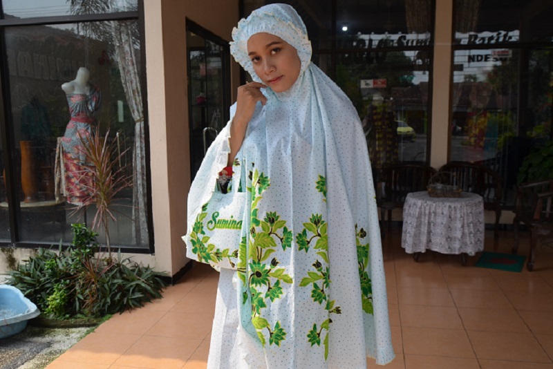 Mukenah dengan motif batik