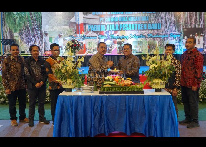 OPTIMISTIS: SEVP Operation PT SGN Dimas Eko Prasetyo menyerahkan potongan tumpeng kepada GM PG Pesantren Baru Djarot Rudi Wardoyo sebagai simbol dimulainya musim giling 2025.