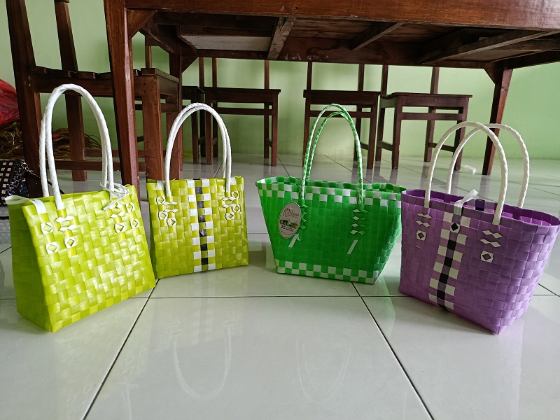 Tas anyam berbahan embos plastik dengan harga ramah di kantong.