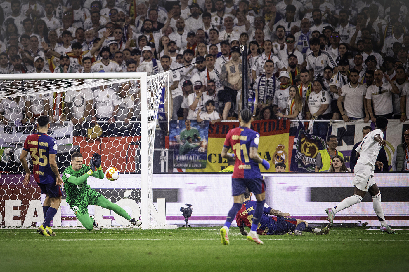 Jelang laga el clasico antara Barcelona vs Real Madrid, keduanya ngotot demi La Liga.