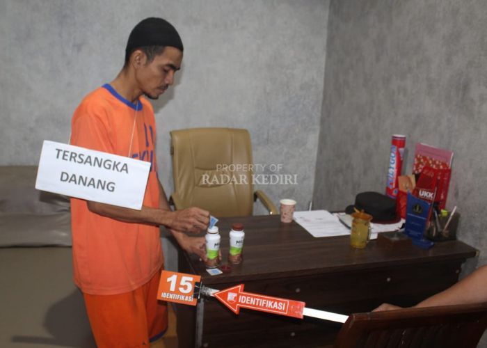 Danang melakukan reka adegan.
