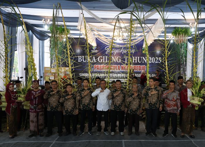 Jajaran manajer PG Ngadiredjo bersama warga dan tokoh masyarakat saat prosesi tebu manten.