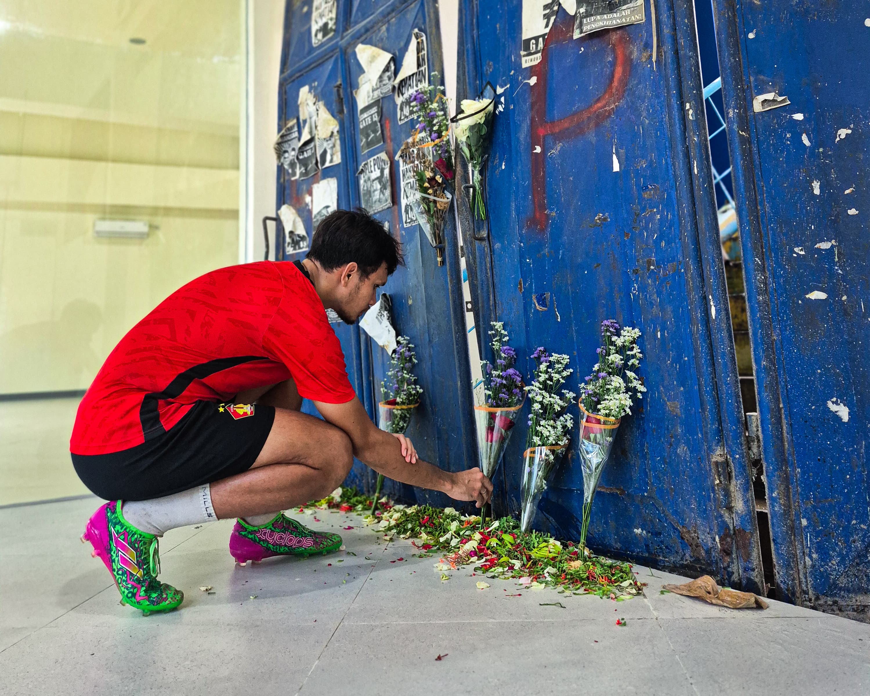 Hamra Hehanusa dan pemain Persik Kediri mengadakan doa bersama di Stadion Kanjuruhan.