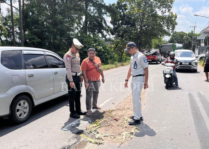 LAKA MAUT: Polisi mendatangi lokasi tempat kejadian kecelakaan di Ngasem Kediri.