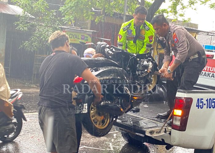 LAKA MAUT: Polisi mengamankan motor Honda Scoopy yang terlibat kecelakaan dengan truk pupuk.