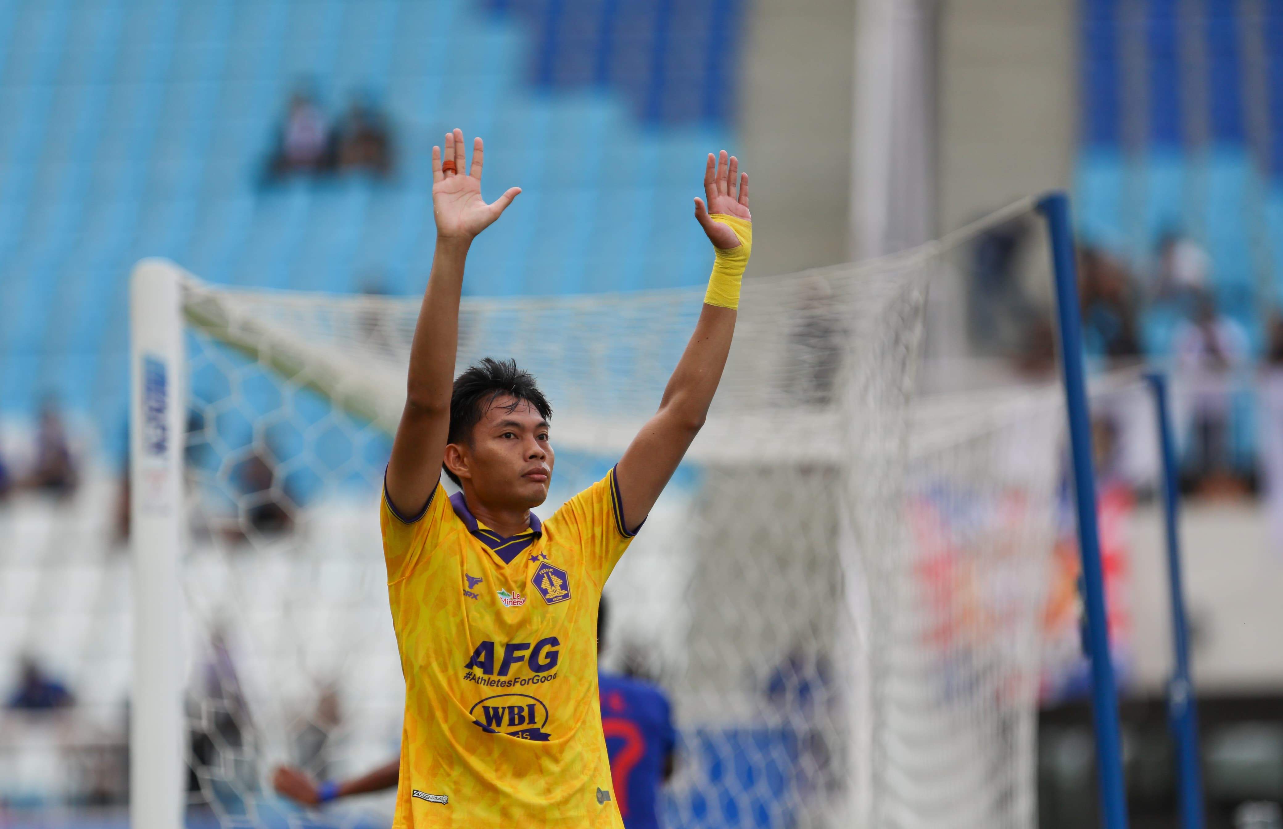 Vava Mario mencetak gol untuk Persik Kediri.