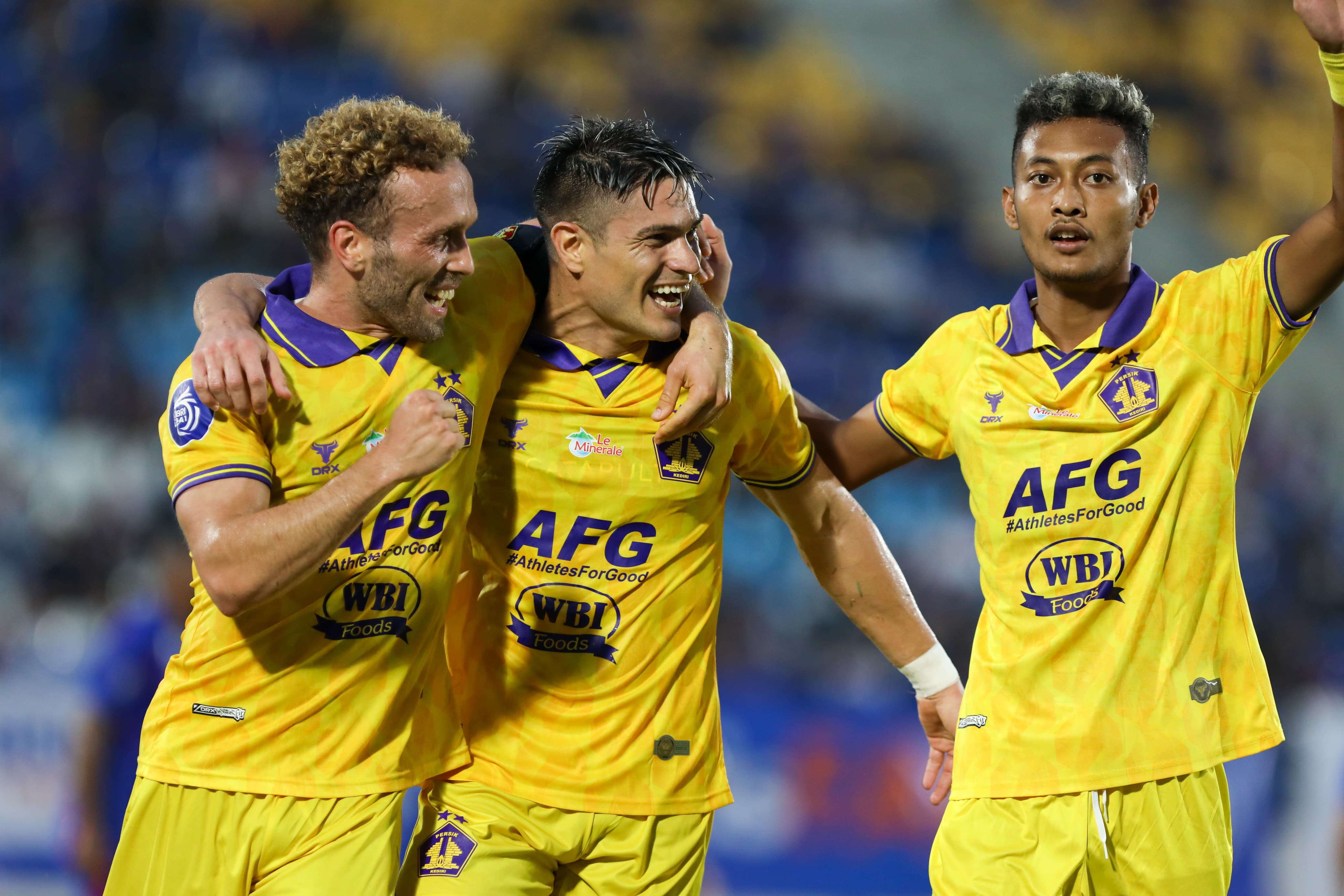 Ze Valente dan Ramiro Fergonzi merayakan kemenangan Persik atas Arema.