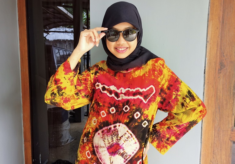Pakaian menggunakan kain teknik ikat celup yang cocok untuk semua musim