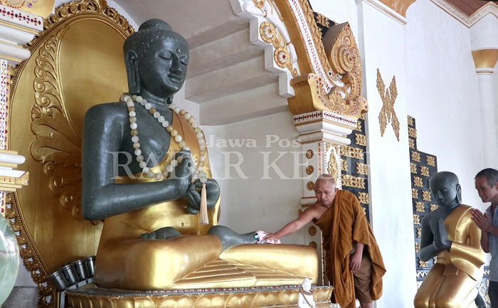 Bhante Santamano Mahathera menyucikan patung Buddha di Vihara Jayasaccako sebelum umat melanjutkan pembersihan di total empat rupang di sana kemarin (11/5).