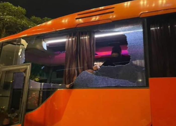 TAK TERPUJI: Bus Persik Kediri alami pecah kaca setelah dilempari batu.