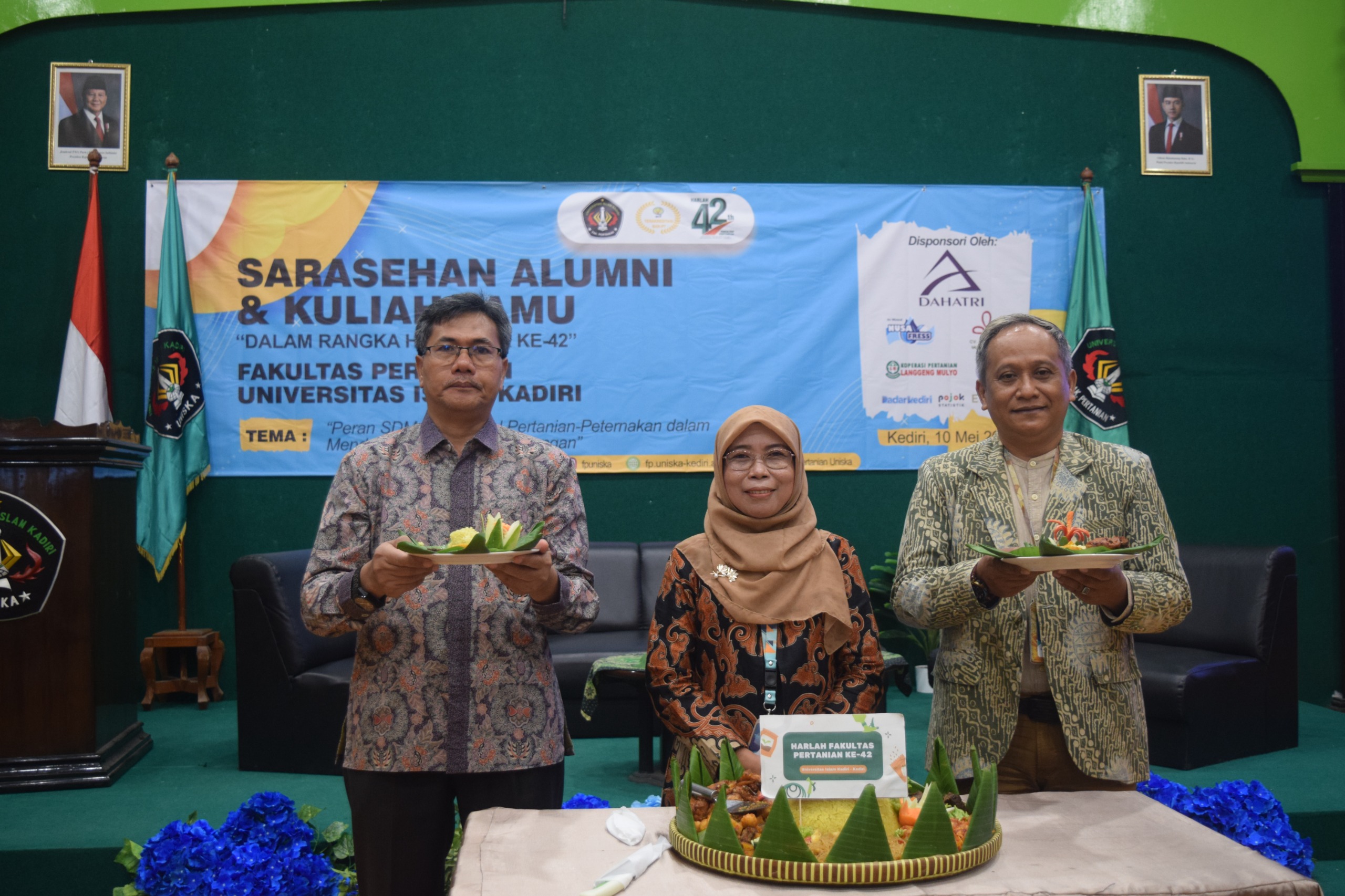 Dari kiri Wakil Rektor IV Uniska Dr. Supriyono, SP., M.P.; Dekan Fakultas Pertanian Dr. Efi Rokana, S.Pt., M.P.; dan Ketua Panitia Dr. Ahsin Daroini, S.Pt., M.P. saat pemotongan tumpeng kemarin (10/5)