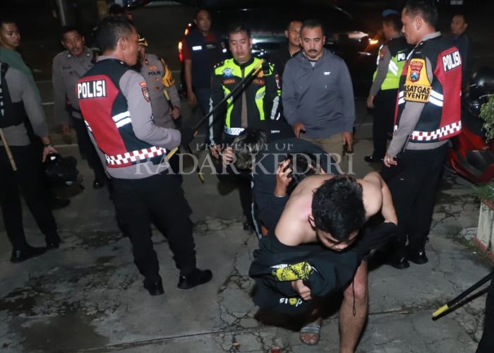 NEKAT: Polisi mengamankan sekelompok anak muda saat dilakukan penyekatan di wilayah Kandangan.