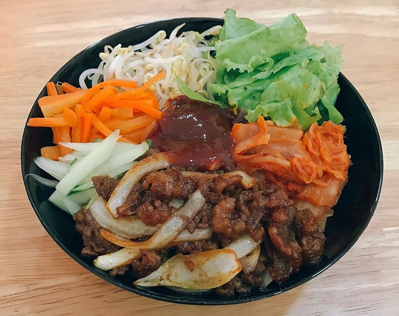Bibimbab adalah salah satu makanan dari Korea Selatan