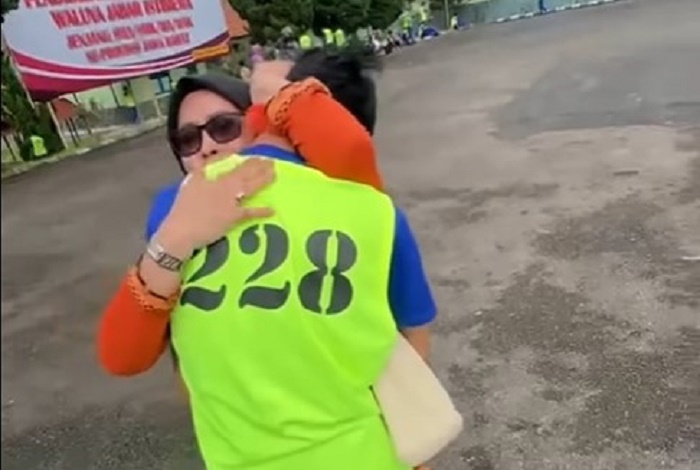 Dibalik Kontroversi! Program Militerisasi Siswa Nakal Dedi Mulyadi dapat Pujian Usai Video Viral Pelajar&nbsp;Sujud&nbsp;ke&nbsp;Ibu