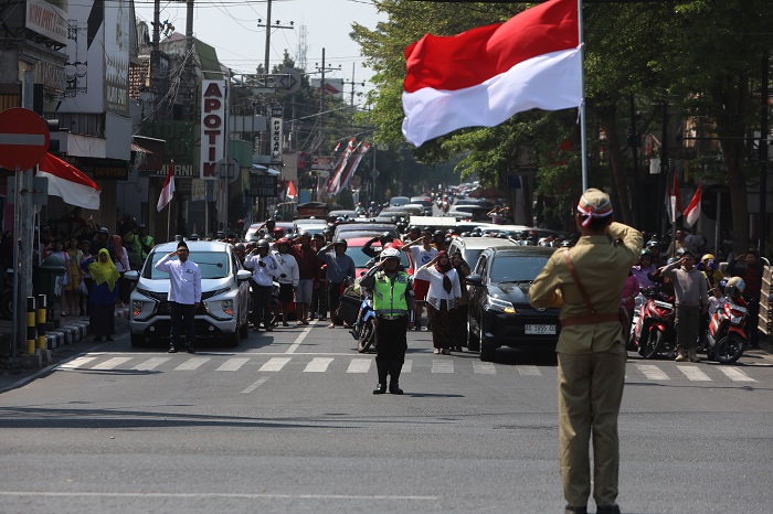 Warga Kota Kediri hormat kepada Bendera Merah Putih.