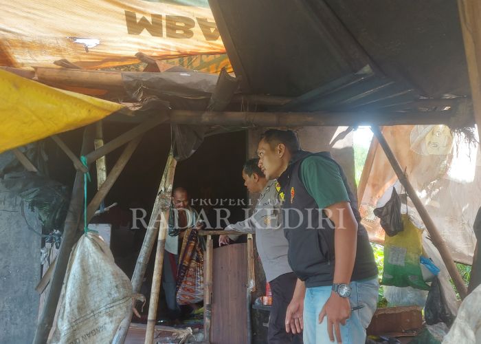 RUMAH SAMSUL: Anggota Polisi mendatangi kediaman pelaku pencurian yang tinggal sebatang kara.
