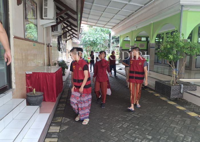 PLEDOI: Terdakwa pengeroyokan bakal menjalani sidang di PN Kabupaten Kediri.