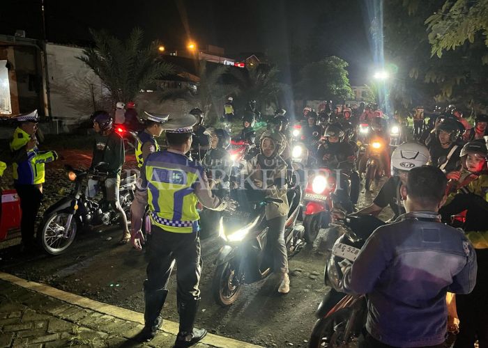 OPERASI PEKAT SEMERU II: Petugas Satlantas Polres Kediri menghentikan kendaraan dan memeriksa surat kelengkapan.