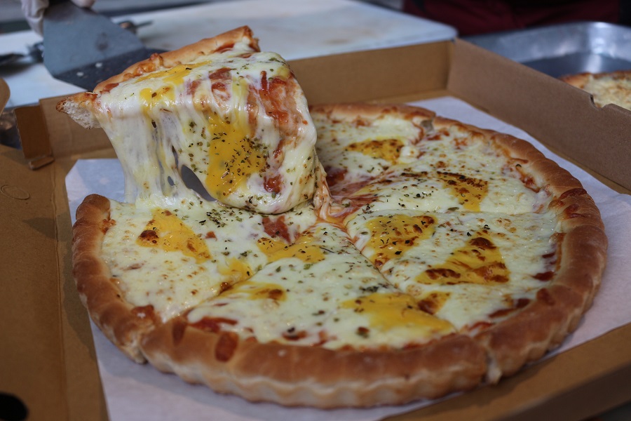 Pizza Italia dengan keju yang lumer