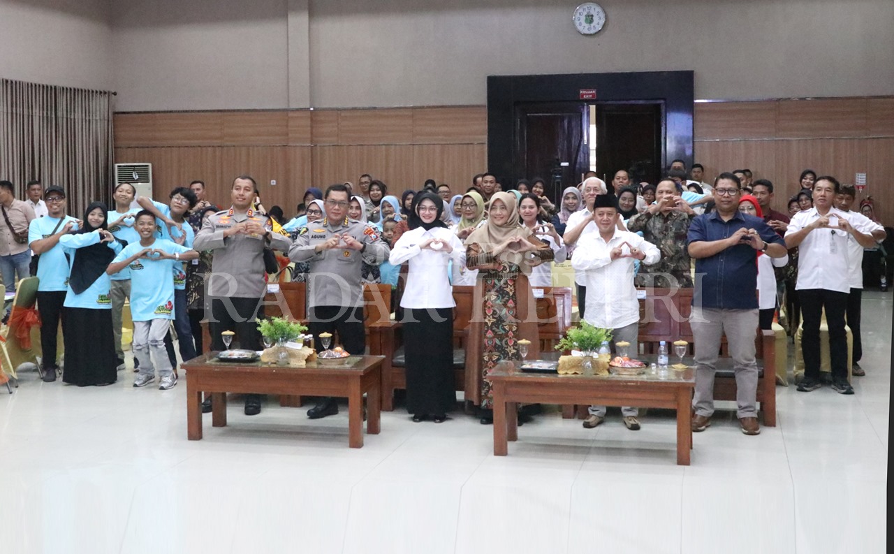 Kepala RS Bhayangkara Kombespol drg Agung Hadi Wijanarko (5 dari kanan), Wali Kota Vinanda Prameswati (4 dari kanan) Kapolres Kediri Kota AKBP Bramastyo Priaji (6 dari kanan) dan sejumlah undangan.