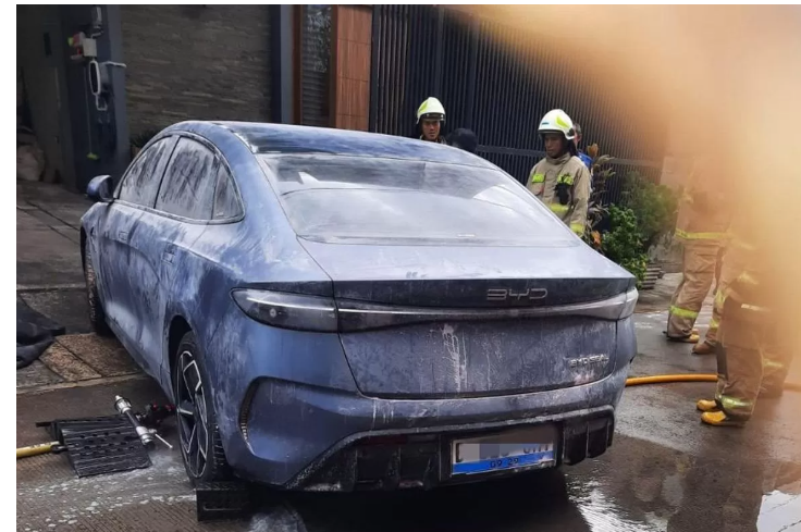 Insiden Mobil Listrik BYD Seal terbakar di garasi rumah usai tiga hari tak terpakai