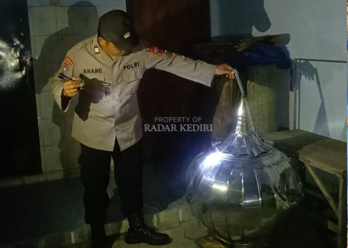 Anggota Polsek Pagu memeriksa kondisi kubah yang terlempar.