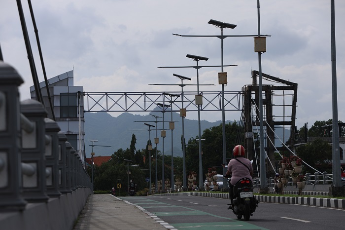 Seorang warga melintas di Jembatan Brawijaya Kota Kediri.