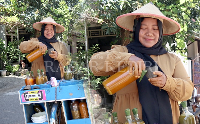 Witanti tetap berjualan jamu keliling meski produknya juga jadi langganan hotel-hotel berbintang di Kediri.