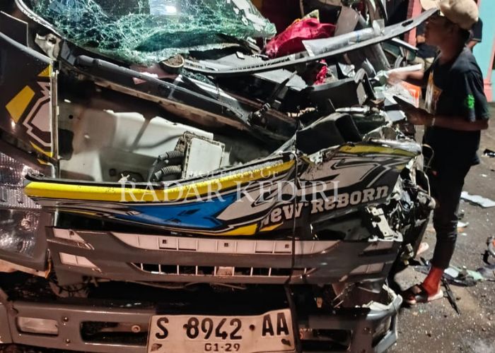 RINGSEK: Truk Fuso S 8942 AA usai tabrakan.