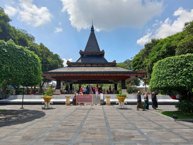 Makam Bung Karno salah satu destinasi wisata religi di Blitar.
